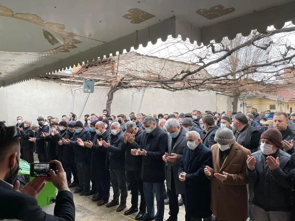 BAŞKAN DÖĞÜCÜ, GÖZ YAŞLARI İLE ANNESİNİ EBEDİYETE UĞURLADI