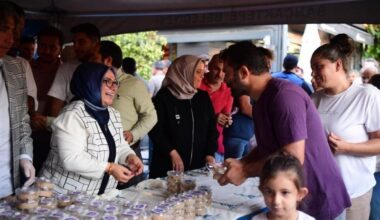 Sancaktepe Belediyesi Muharrem ayı dolayısıyla 10 bin kişilik aşure dağıttı.